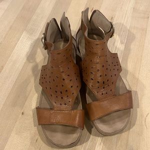 earth sandals brown size 9